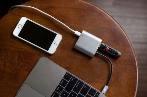 Kanex USB-C VGA Adapter with Power Delivery - Adapter z USB-C na USB 1,5 A, USB-C Power Delivery 60 W + VGA Full HD (Anodized Al Kanex USB-C VGA Adapter with Power Delivery - Adapter z USB-C na USB 1,5 A, USB-C Power Delivery 60 W + VGA Full HD (Anodized Al
