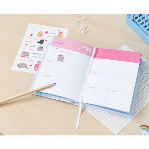 Pusheen - Kalendarz / planner tygodniowy 2022/2023 rok (11x15,5 cm) Pusheen - Kalendarz / planner tygodniowy 2022/2023 rok (11x15,5 cm)
