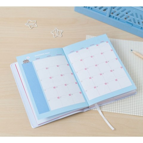 Pusheen - Kalendarz / planner tygodniowy 2022/2023 rok (11x15,5 cm) Pusheen - Kalendarz / planner tygodniowy 2022/2023 rok (11x15,5 cm)