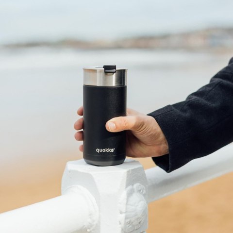 Quokka Boost Coffee Tumbler - Kubek termiczny ze stali nierdzewnej z zaparzaczem 400 ml (Carbon Black) Quokka Boost Coffee Tumbler - Kubek termiczny ze stali nierdzewnej z zaparzaczem 400 ml (Carbon Black)