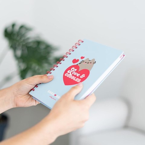 Pusheen - Kalendarz / Planner tygodniowy 2023/2024 z kolekcji Purrfect Love (14.8 x 21 cm) Pusheen - Kalendarz / Planner tygodniowy 2023/2024 z kolekcji Purrfect Love (14.8 x 21 cm)