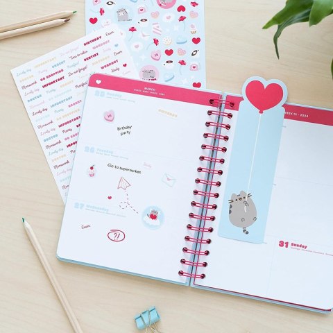 Pusheen - Kalendarz / Planner tygodniowy 2023/2024 z kolekcji Purrfect Love (14.8 x 21 cm) Pusheen - Kalendarz / Planner tygodniowy 2023/2024 z kolekcji Purrfect Love (14.8 x 21 cm)