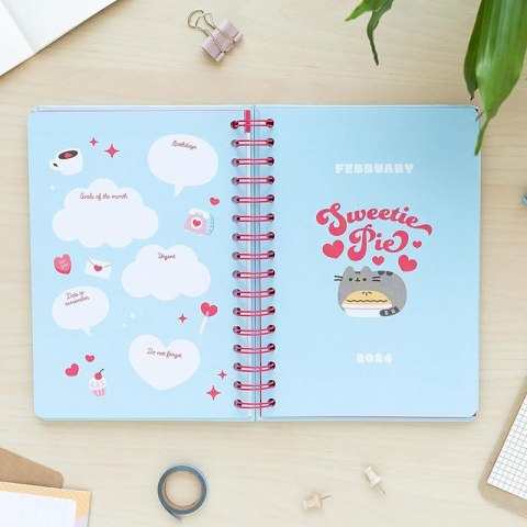 Pusheen - Kalendarz / Planner tygodniowy 2023/2024 z kolekcji Purrfect Love (14.8 x 21 cm) Pusheen - Kalendarz / Planner tygodniowy 2023/2024 z kolekcji Purrfect Love (14.8 x 21 cm)
