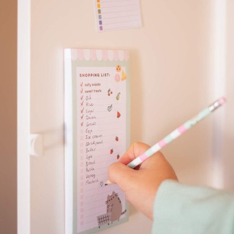 Pusheen - Magnetyczny notatnik / lista zakupów na lodówkę + ołówek (10 x 21 cm) Pusheen - Magnetyczny notatnik / lista zakupów na lodówkę + ołówek (10 x 21 cm)