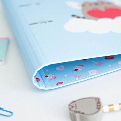 Pusheen - Segregator A4 z kolekcji Purrfect Love (2 ringi, gumka) Pusheen - Segregator A4 z kolekcji Purrfect Love (2 ringi, gumka)