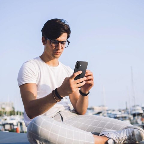 Spigen Optik Pro GLAS.TR EZ Fit Camera Protector 2-Pack - Szkło ochronne na obiektyw do iPhone 16 / 16 Plus (2 szt) (Czarny) Spigen Optik Pro GLAS.TR EZ Fit Camera Protector 2-Pack - Szkło ochronne na obiektyw do iPhone 16 / 16 Plus (2 szt) (Czarny)