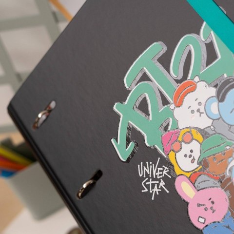 BT21 - Segregator A4 z kolekcji Street Mood (4 ringi, gumka) BT21 - Segregator A4 z kolekcji Street Mood (4 ringi, gumka)