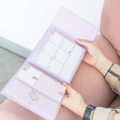 Pusheen - Planner tygodniowy z karteczkami samoprzylepnymi z kolekcji Moments (19,3 x 16,5 cm) Pusheen - Planner tygodniowy z karteczkami samoprzylepnymi z kolekcji Moments (19,3 x 16,5 cm)