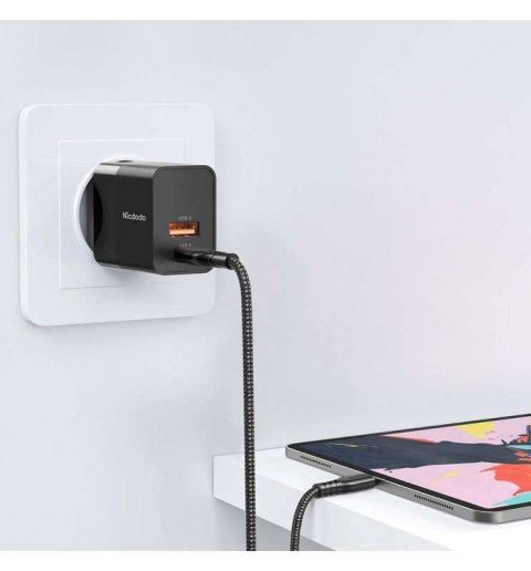 Mcdodo Ładowarka sieciowa Mcdodo CH-1952 USB + USB-C, 20W + kabel USB-C do Lightning (czarna) Mcdodo Ładowarka sieciowa Mcdodo CH-1952 USB + USB-C, 20W + kabel USB-C do Lightning (czarna)